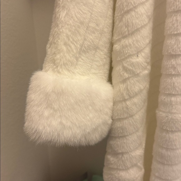 Kathy Ireland White Fuzzy Poncho - Picture 5 of 5